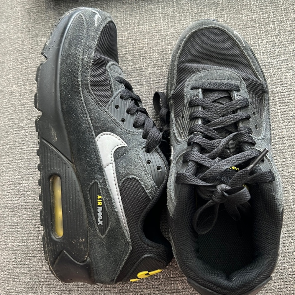 Boys youth 5.5 nike air max sneakers tennis shoes